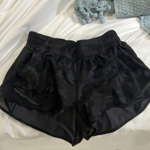 Lululemon size 4 regular bitty hot low rise 2.5 inch